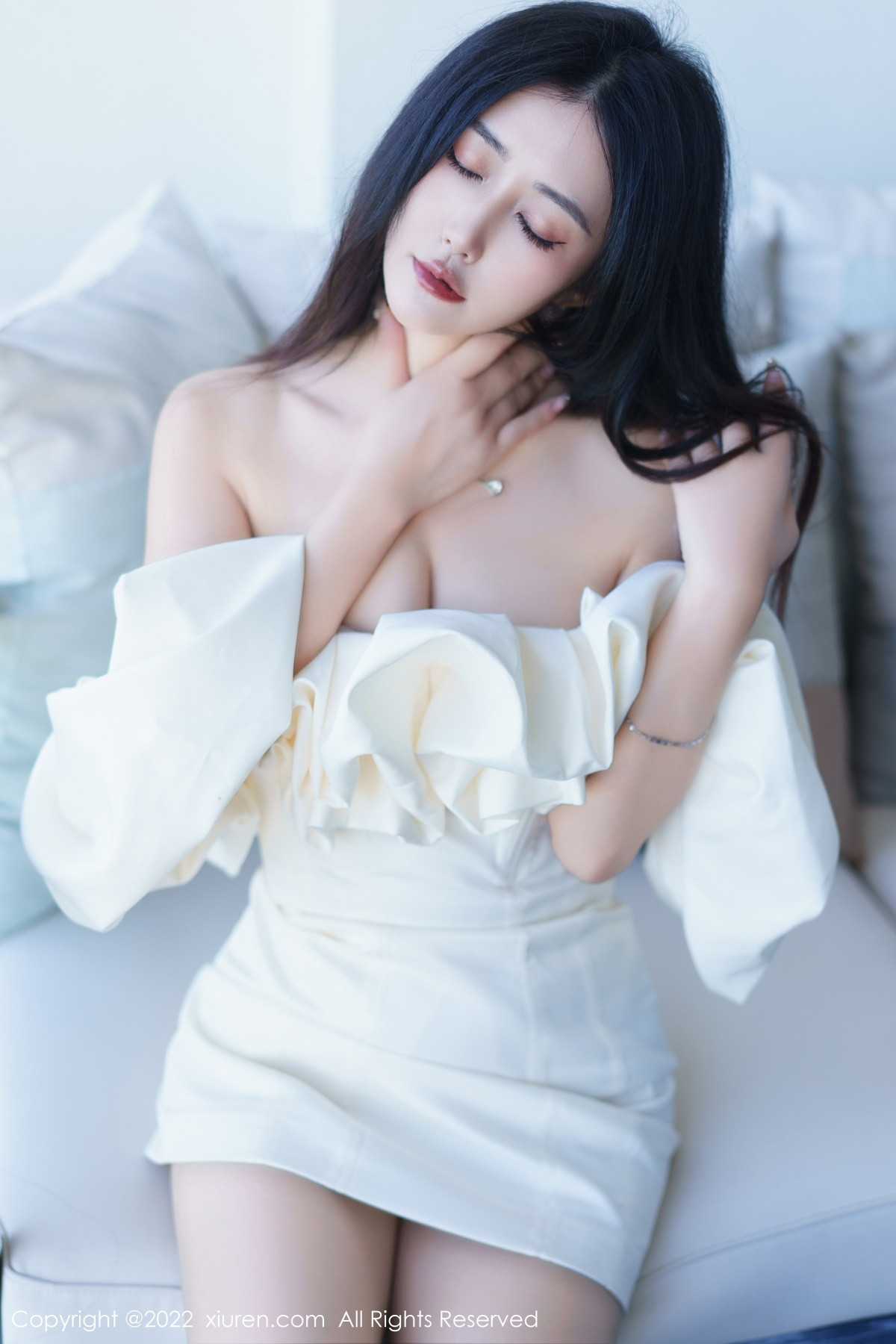 xgyw.top_XiuRen第6032期_模特Laura阿姣性感白色露肩连衣短裙秀曼妙身姿甜美迷人写真92P