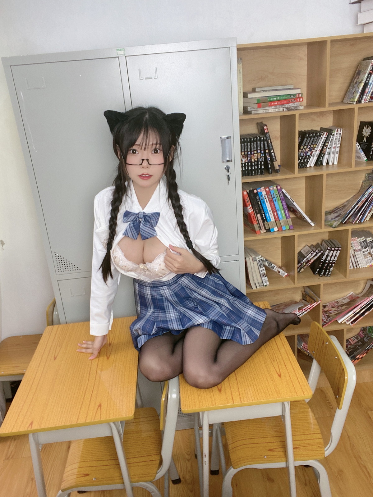 xgyw.top_网络美女香草喵露露JK制服自拍主题私房半脱制服露性感蕾丝内衣完美诱惑写真39P
