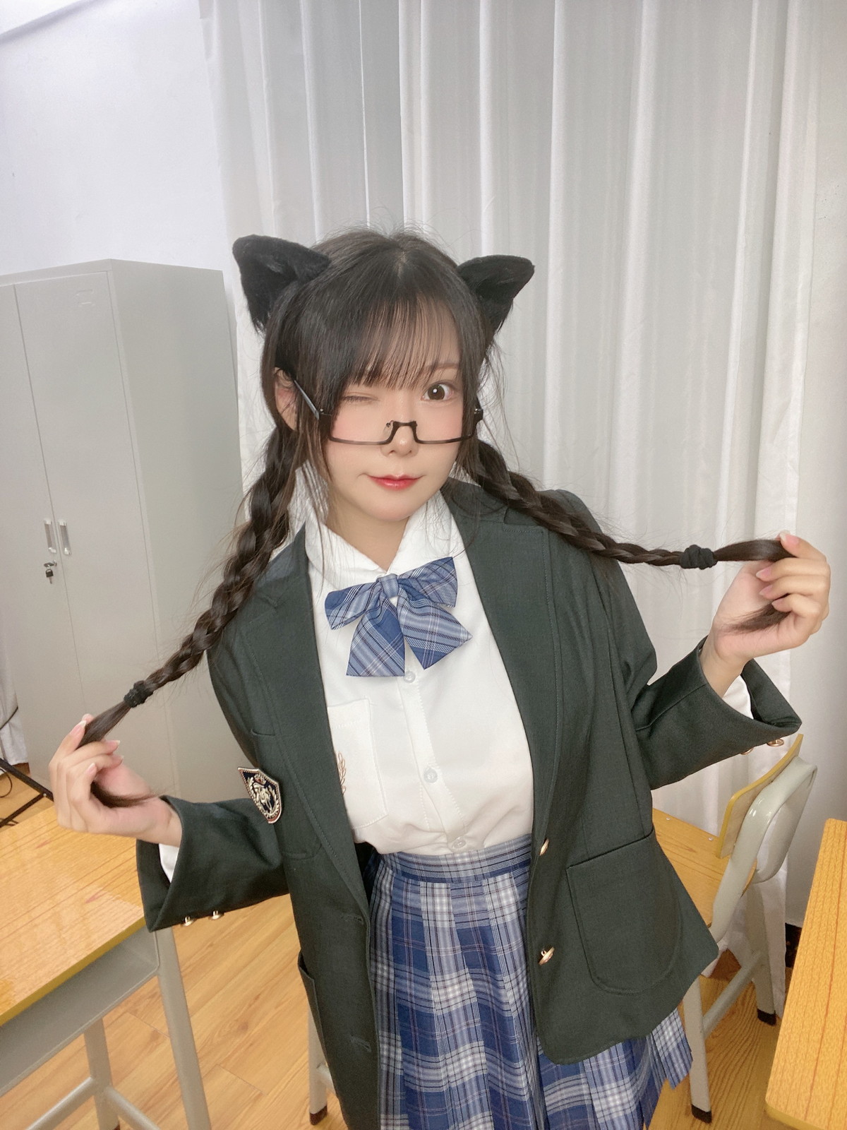 xgyw.top_网络美女香草喵露露JK制服自拍主题私房半脱制服露性感蕾丝内衣完美诱惑写真39P