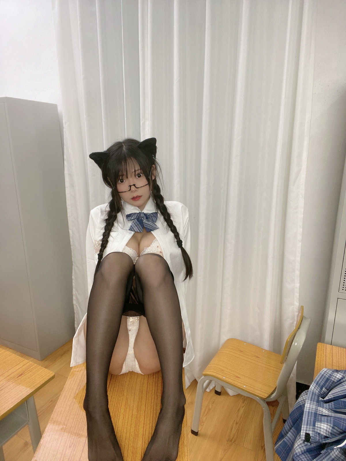 xgyw.top_网络美女香草喵露露JK制服自拍主题私房半脱制服露性感蕾丝内衣完美诱惑写真39P
