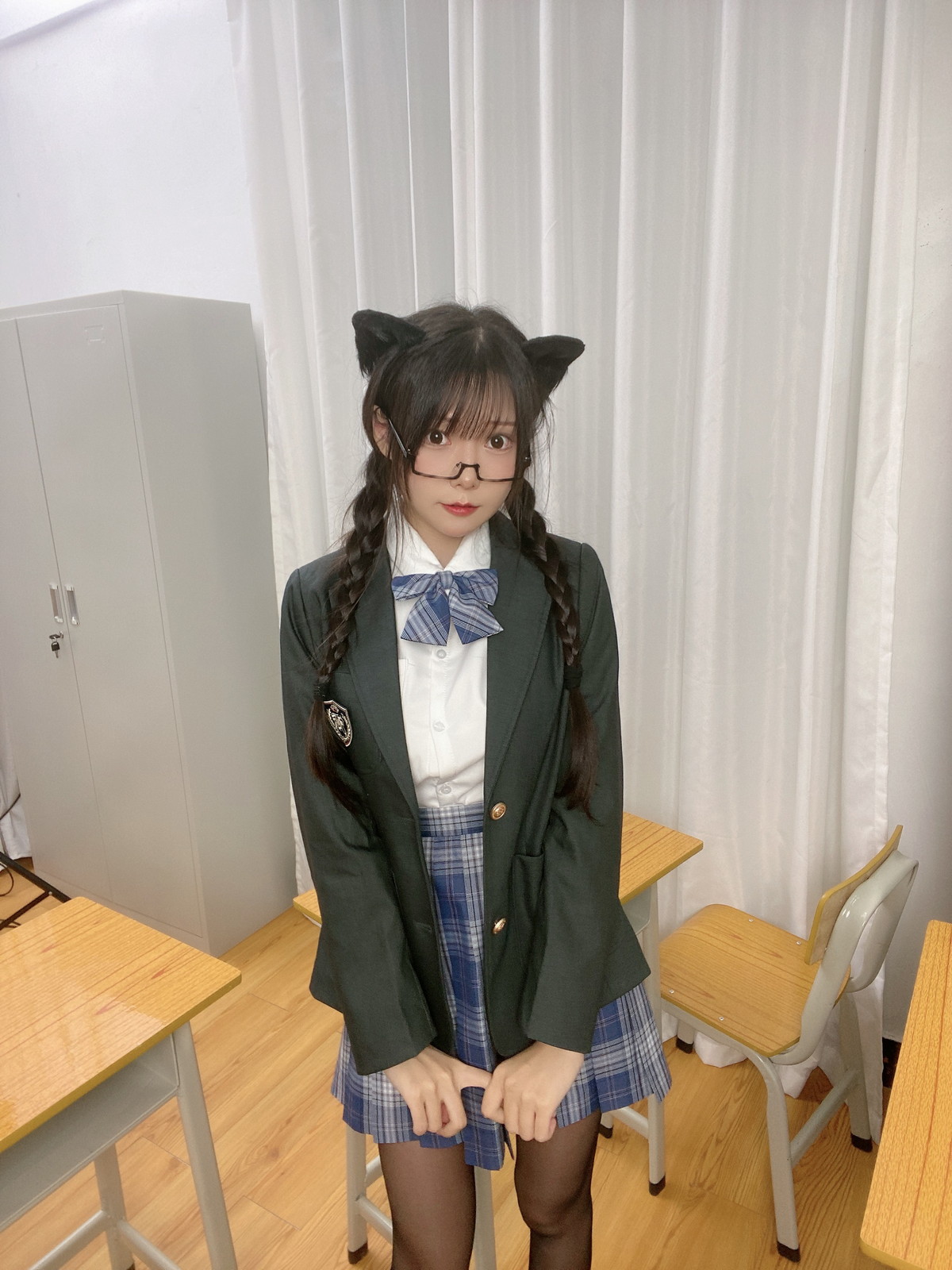 xgyw.top_网络美女香草喵露露JK制服自拍主题私房半脱制服露性感蕾丝内衣完美诱惑写真39P