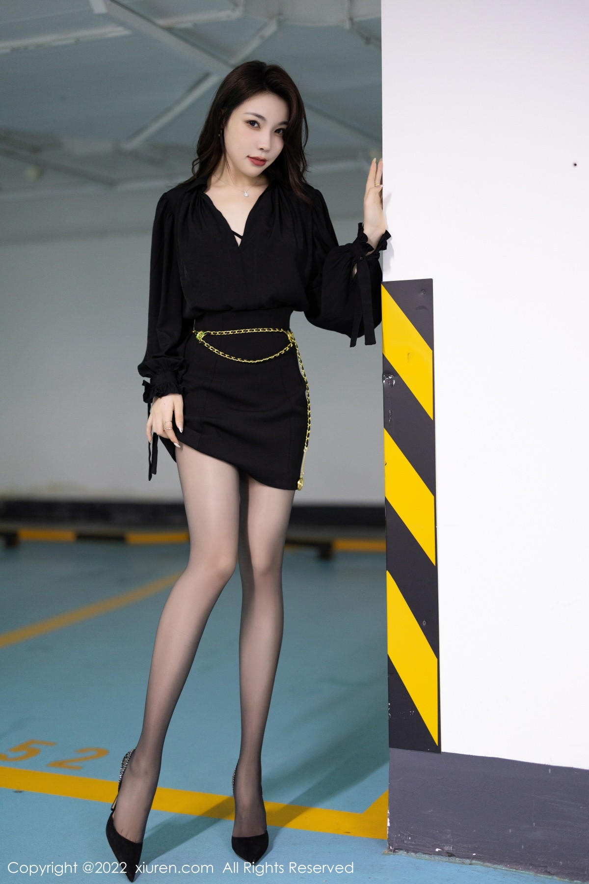 xgyw.top_XiuRen第6033期_女神徐莉芝Booty私房半脱露黑色情趣内衣配无内黑丝诱惑写真83P