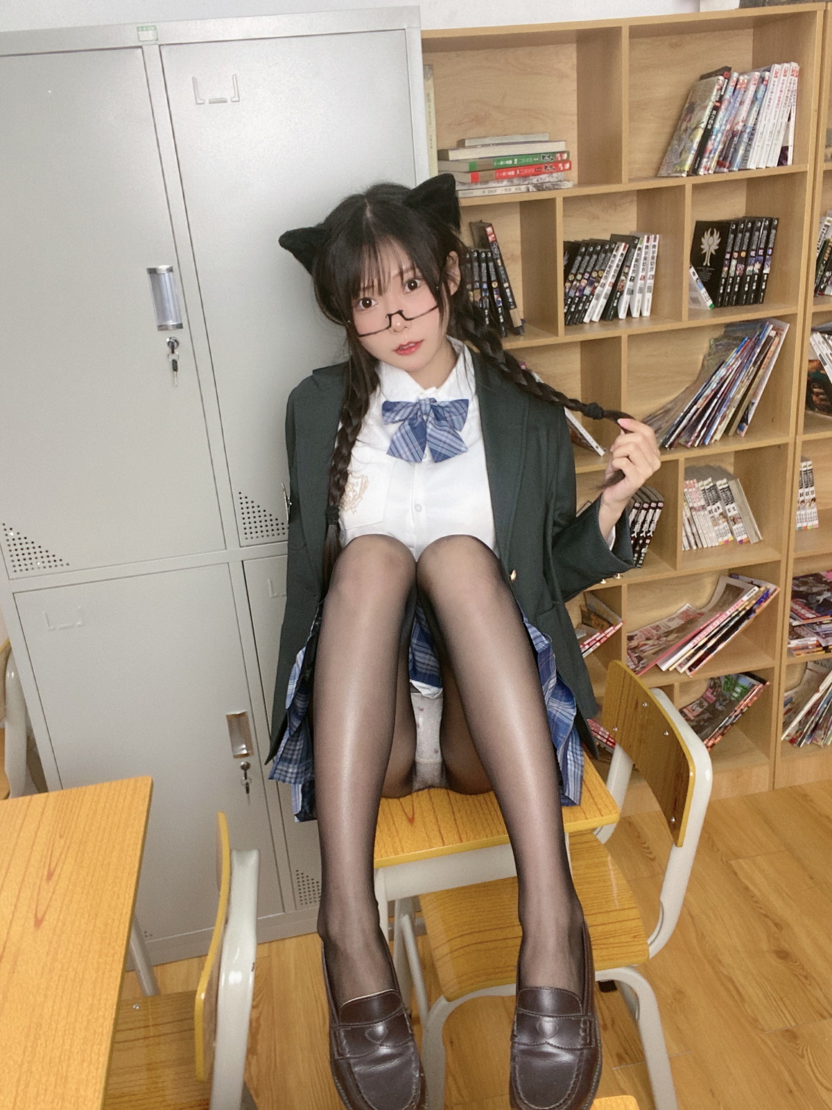 xgyw.top_网络美女香草喵露露JK制服自拍主题私房半脱制服露性感蕾丝内衣完美诱惑写真39P