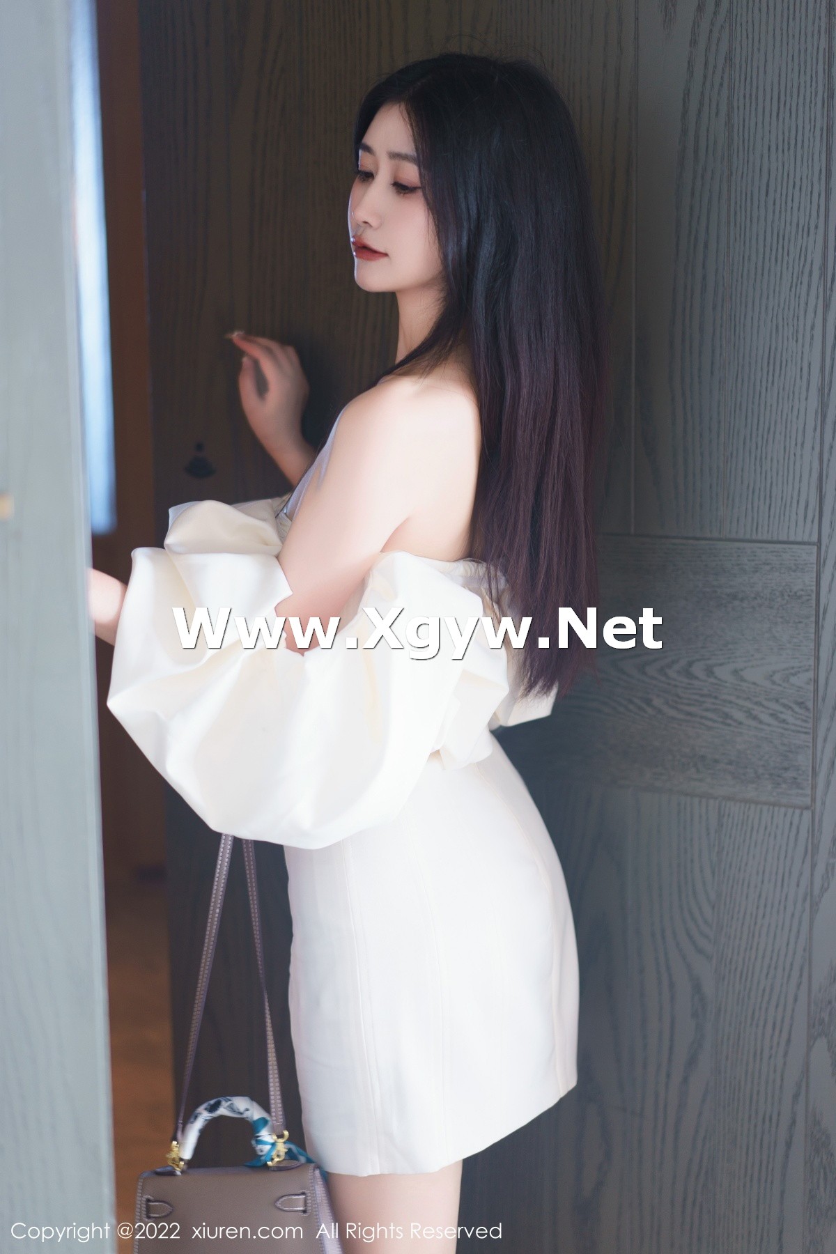 xgyw.top_XiuRen第6032期_模特Laura阿姣性感白色露肩连衣短裙秀曼妙身姿甜美迷人写真92P