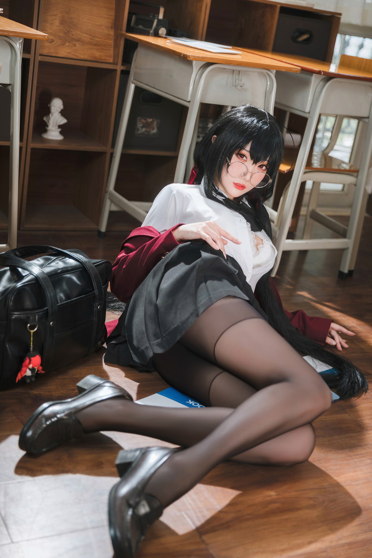 xgyw.top_Coser美女瓜希酱大凤JK主题性感白T配黑短裙半脱露蕾丝内衣超薄黑丝诱惑写真30P