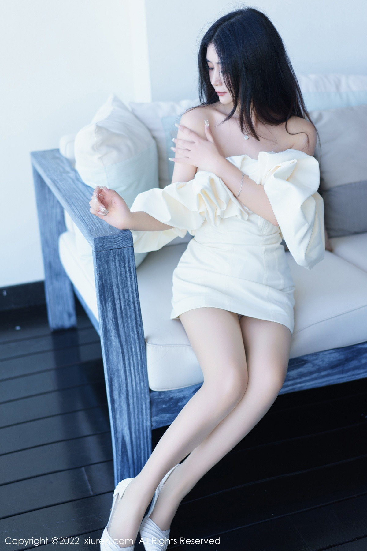 xgyw.top_XiuRen第6032期_模特Laura阿姣性感白色露肩连衣短裙秀曼妙身姿甜美迷人写真92P
