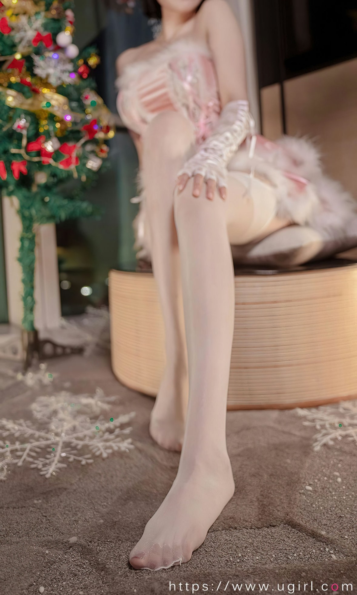 xgyw.top_[Ugirls爱尤物]No.2483_模特果儿Victoria圣诞恋曲脱粉色吊裙露蕾丝内衣丰满诱惑写真35P