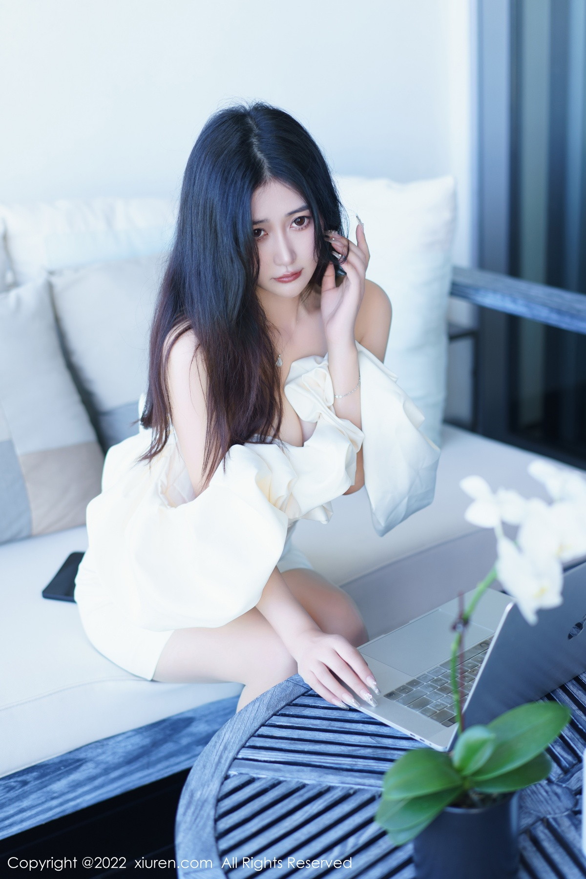 xgyw.top_XiuRen第6032期_模特Laura阿姣性感白色露肩连衣短裙秀曼妙身姿甜美迷人写真92P
