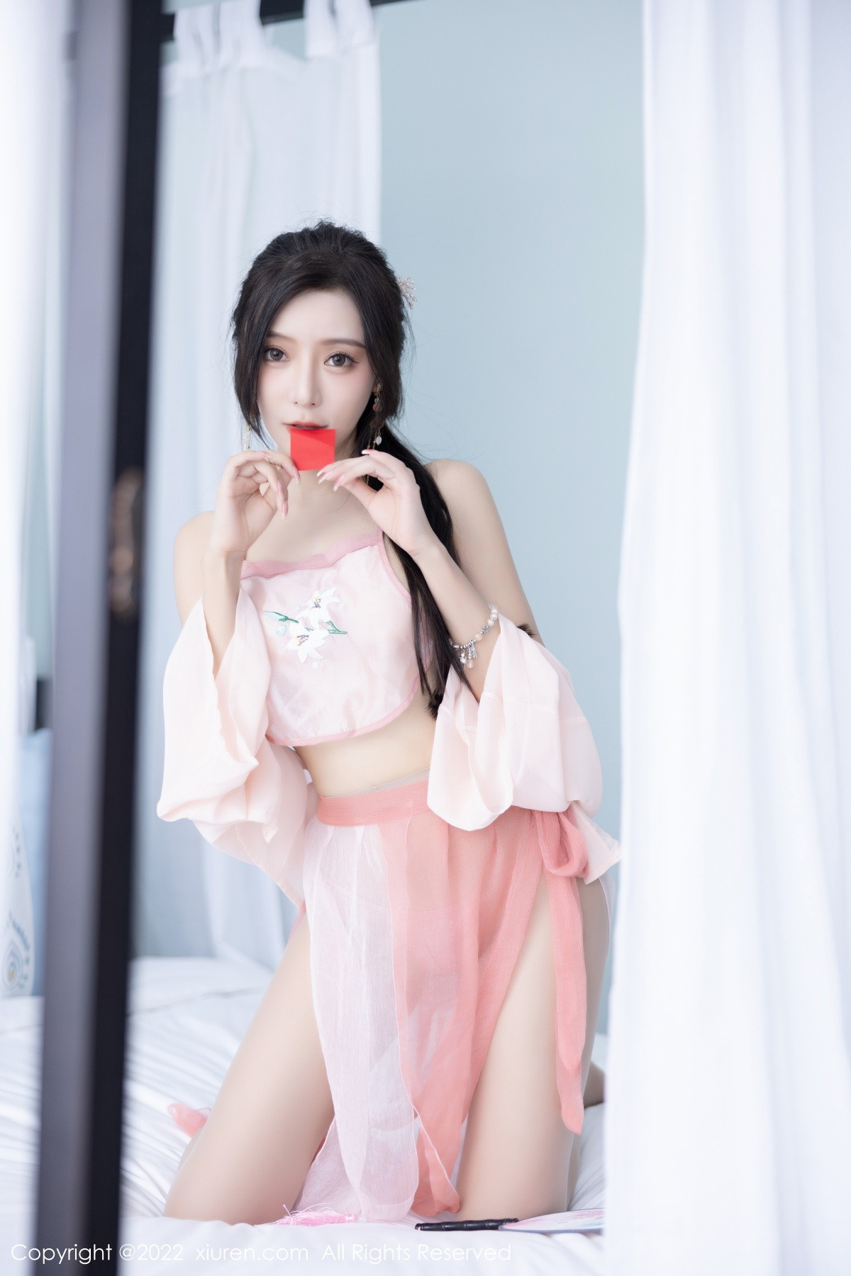 Xgyw.Net_XiuRen第6040期_女神王馨瑶yanni私房粉色肚兜配超薄肉丝秀惹火身材诱惑写真81P