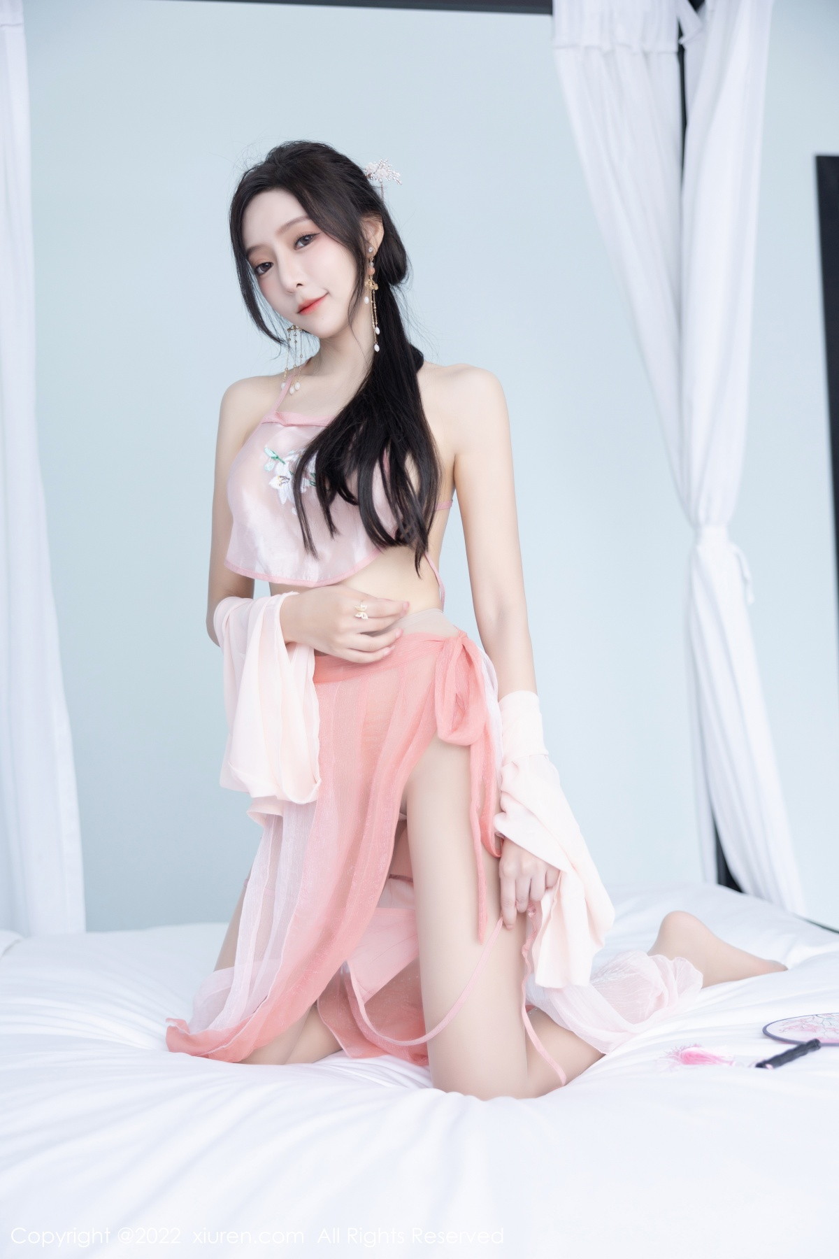 Xgyw.Net_XiuRen第6040期_女神王馨瑶yanni私房粉色肚兜配超薄肉丝秀惹火身材诱惑写真81P