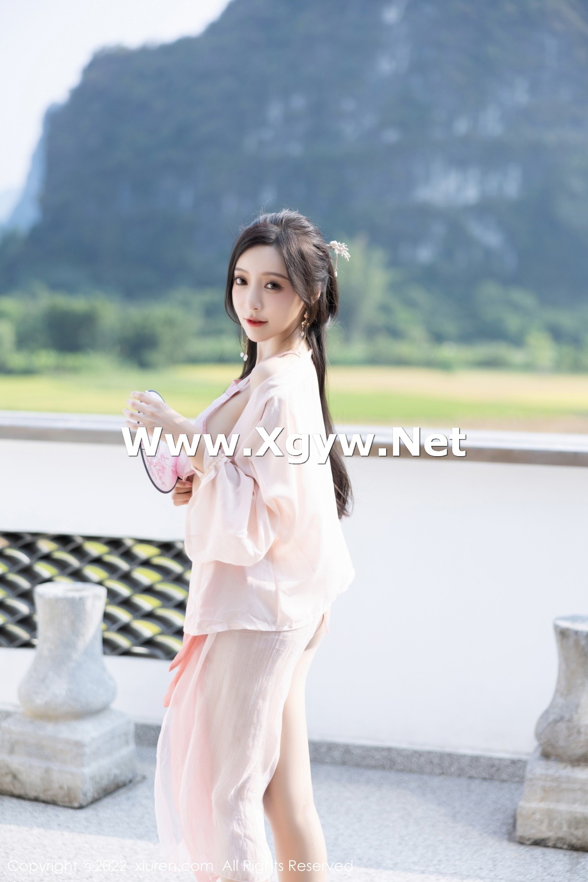 Xgyw.Net_XiuRen第6040期_女神王馨瑶yanni私房粉色肚兜配超薄肉丝秀惹火身材诱惑写真81P