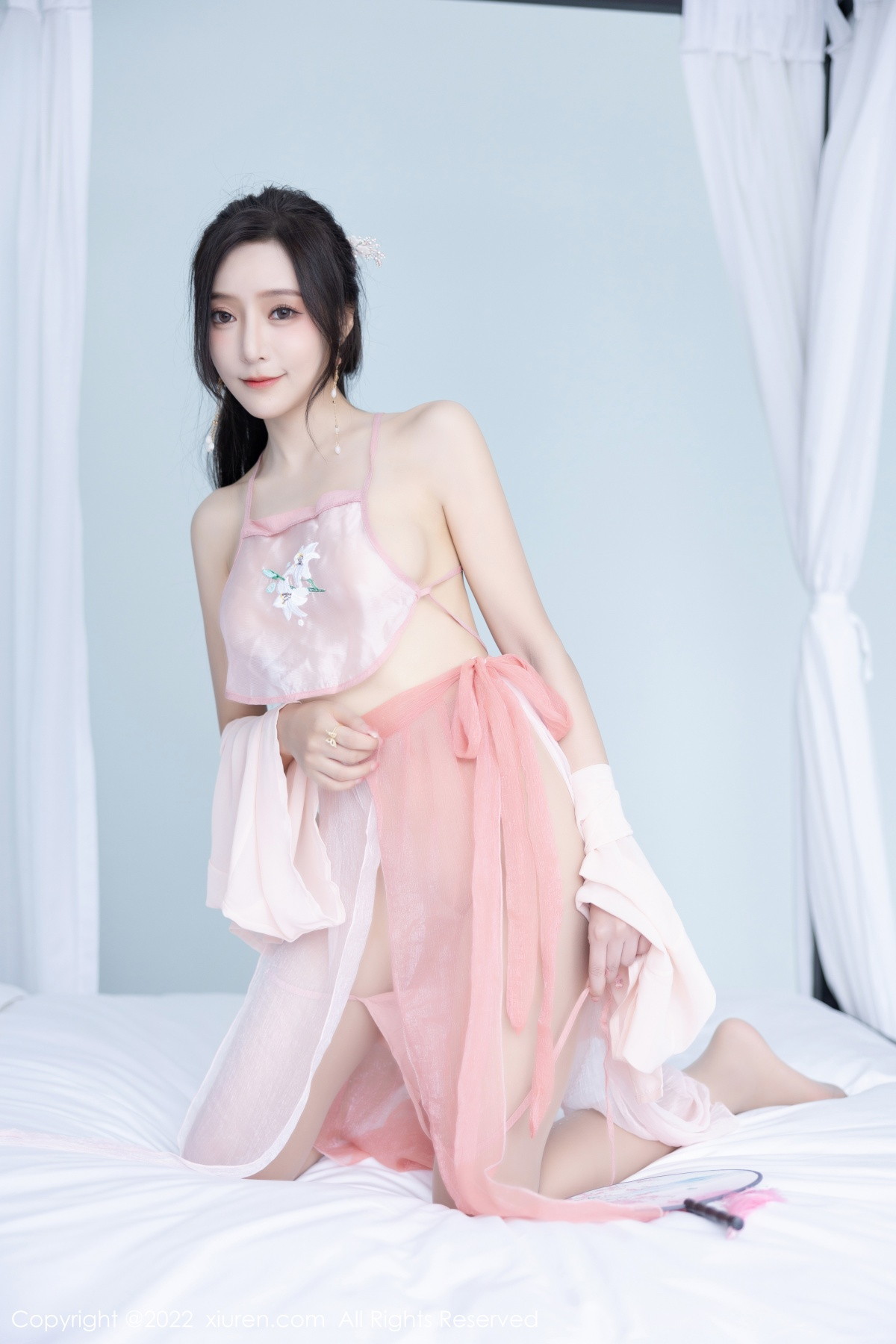 Xgyw.Net_XiuRen第6040期_女神王馨瑶yanni私房粉色肚兜配超薄肉丝秀惹火身材诱惑写真81P
