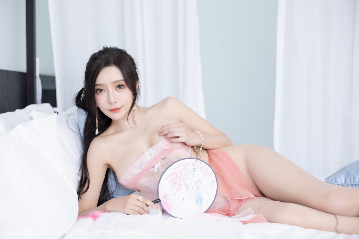 Xgyw.Net_XiuRen第6040期_女神王馨瑶yanni私房粉色肚兜配超薄肉丝秀惹火身材诱惑写真81P