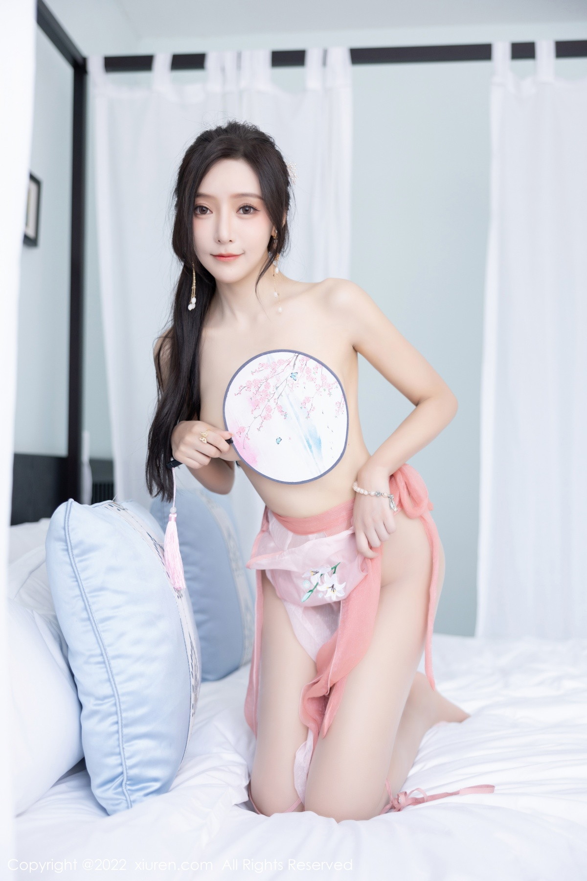 Xgyw.Net_XiuRen第6040期_女神王馨瑶yanni私房粉色肚兜配超薄肉丝秀惹火身材诱惑写真81P