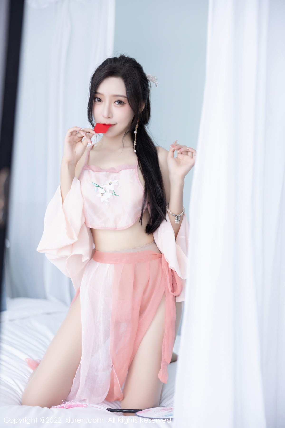 Xgyw.Net_XiuRen第6040期_女神王馨瑶yanni私房粉色肚兜配超薄肉丝秀惹火身材诱惑写真81P