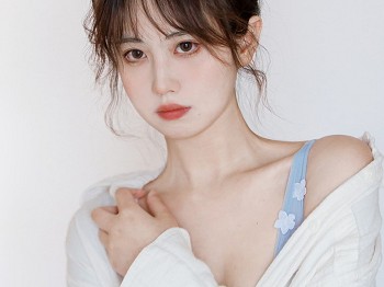 次元少女念雪ww卧室蓝色主题私人脱白T露性感蓝色内衣秀白皙肌肤迷人写真25P