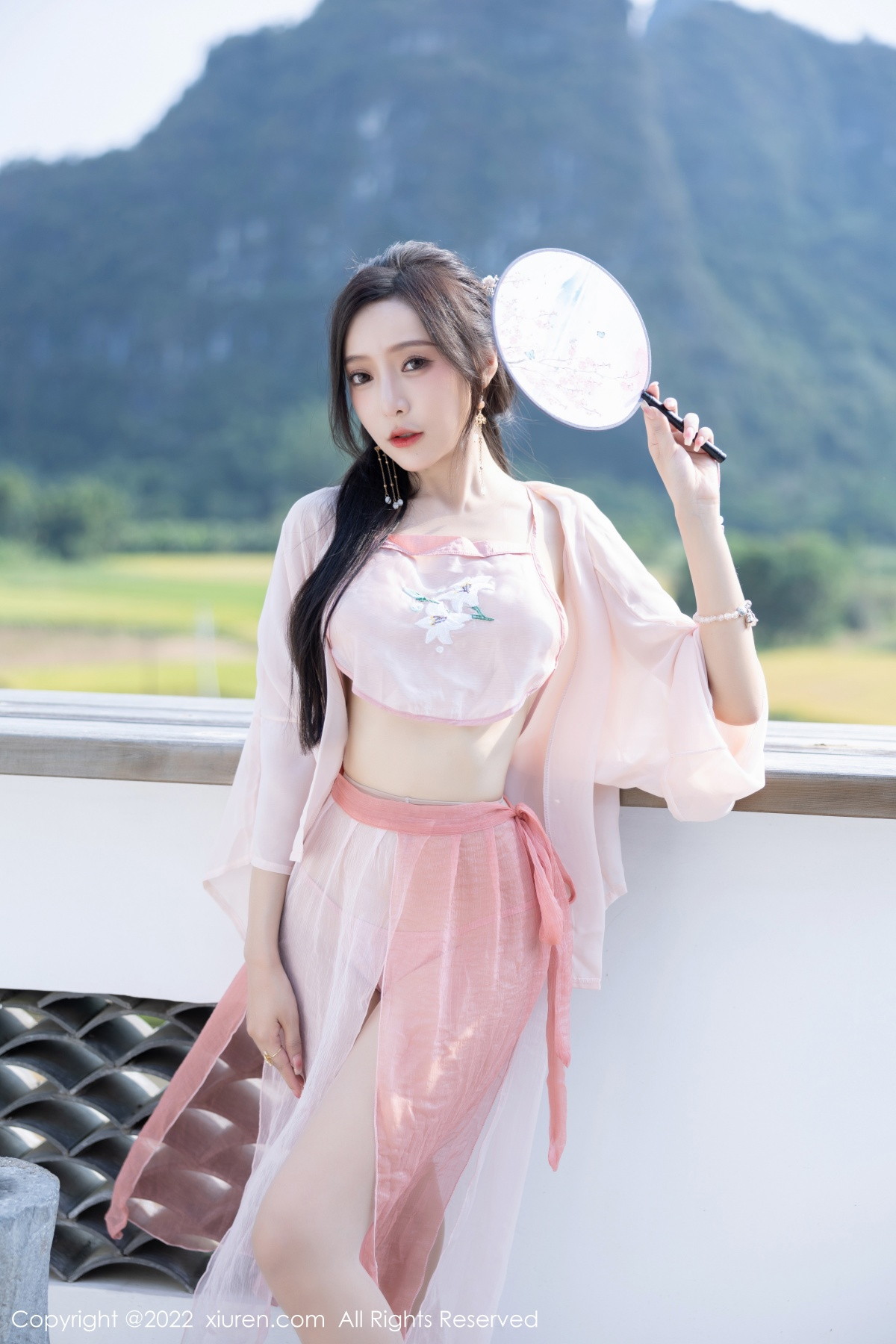 Xgyw.Net_XiuRen第6040期_女神王馨瑶yanni私房粉色肚兜配超薄肉丝秀惹火身材诱惑写真81P