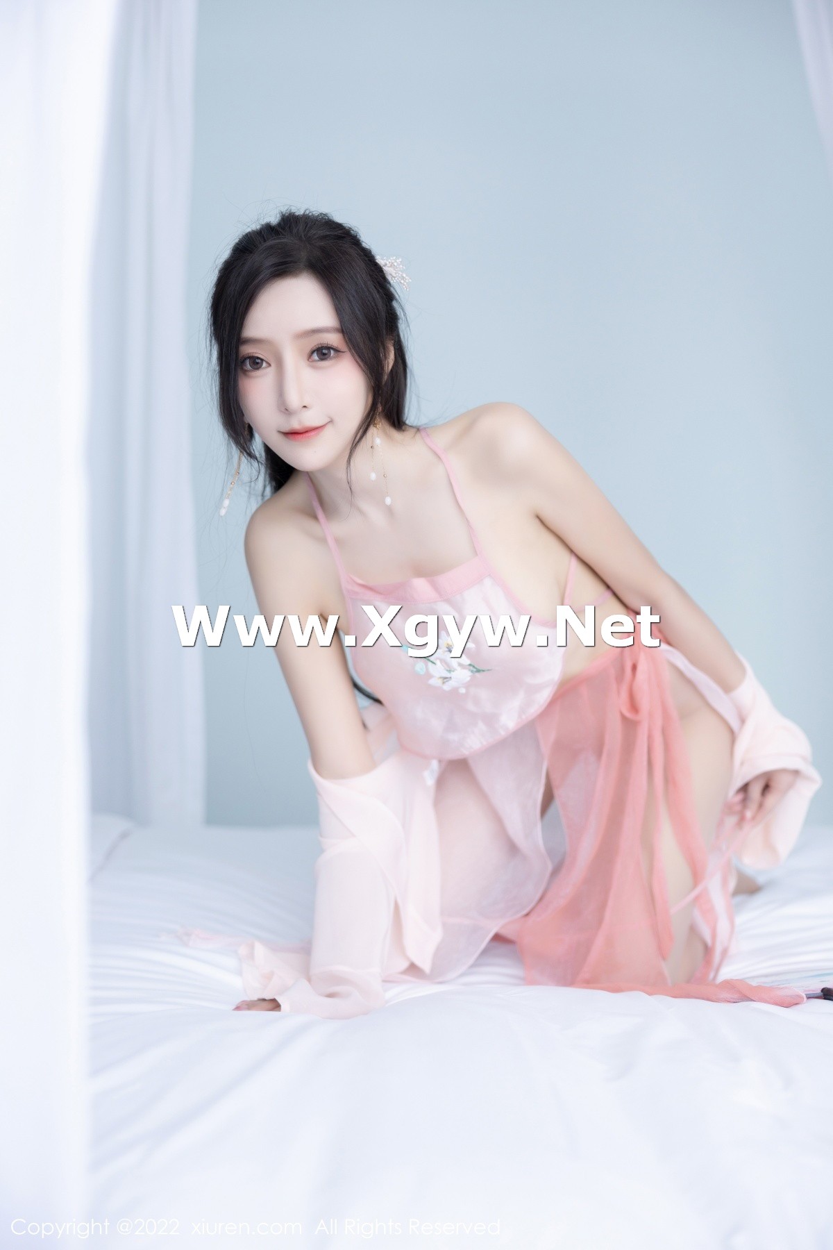 Xgyw.Net_XiuRen第6040期_女神王馨瑶yanni私房粉色肚兜配超薄肉丝秀惹火身材诱惑写真81P