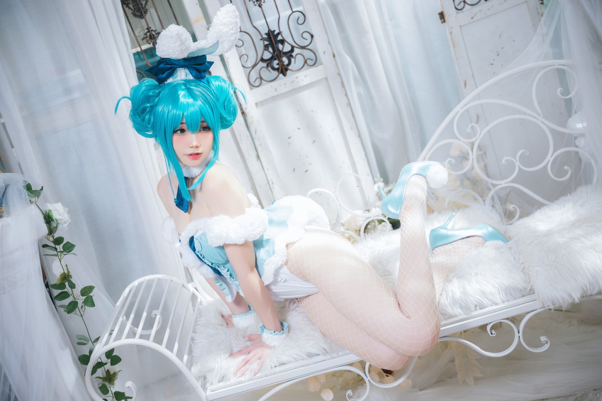 Xgyw.Net_网络美女焖焖碳初音兔女郎主题性感低胸连体衣配白丝网袜秀翘臀美腿诱惑写真20P
