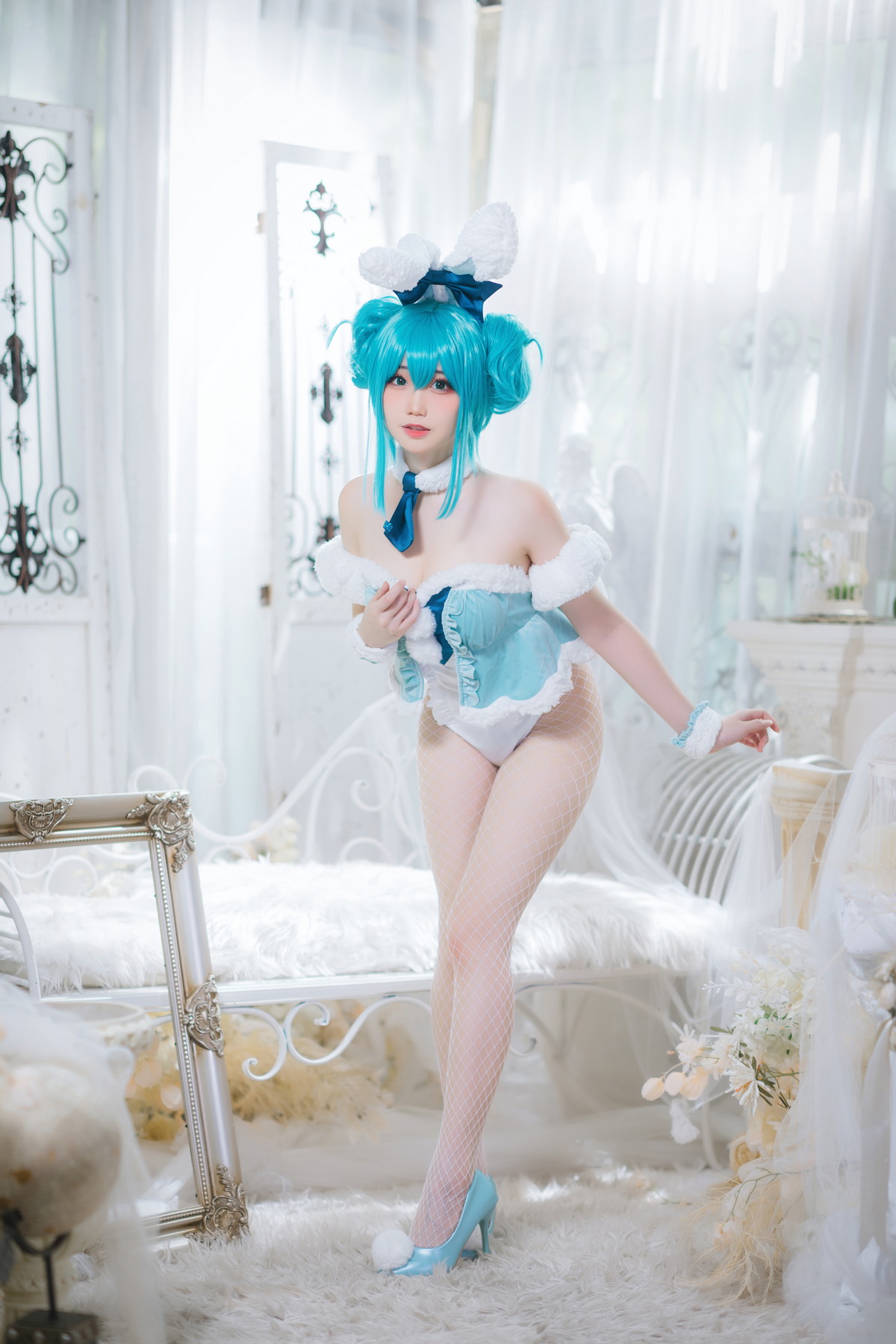 Xgyw.Net_网络美女焖焖碳初音兔女郎主题性感低胸连体衣配白丝网袜秀翘臀美腿诱惑写真20P