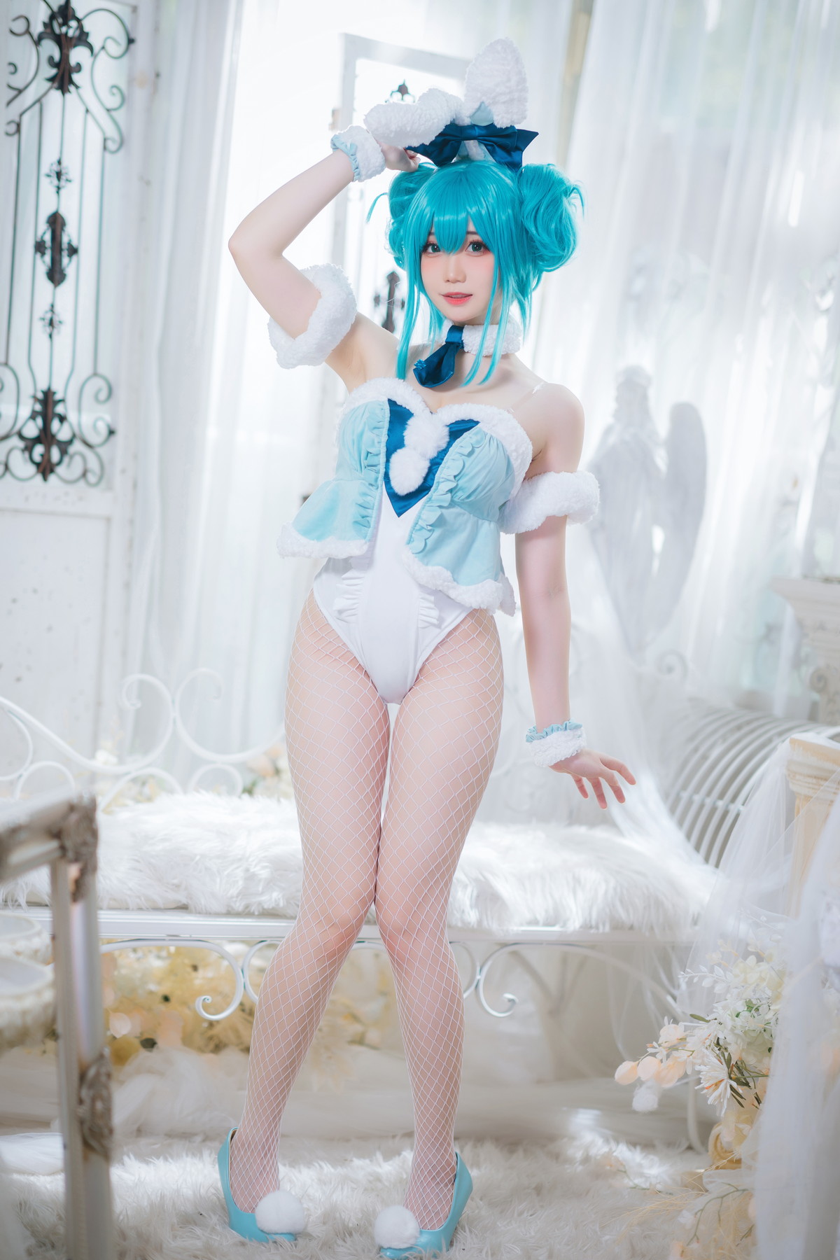 Xgyw.Net_网络美女焖焖碳初音兔女郎主题性感低胸连体衣配白丝网袜秀翘臀美腿诱惑写真20P