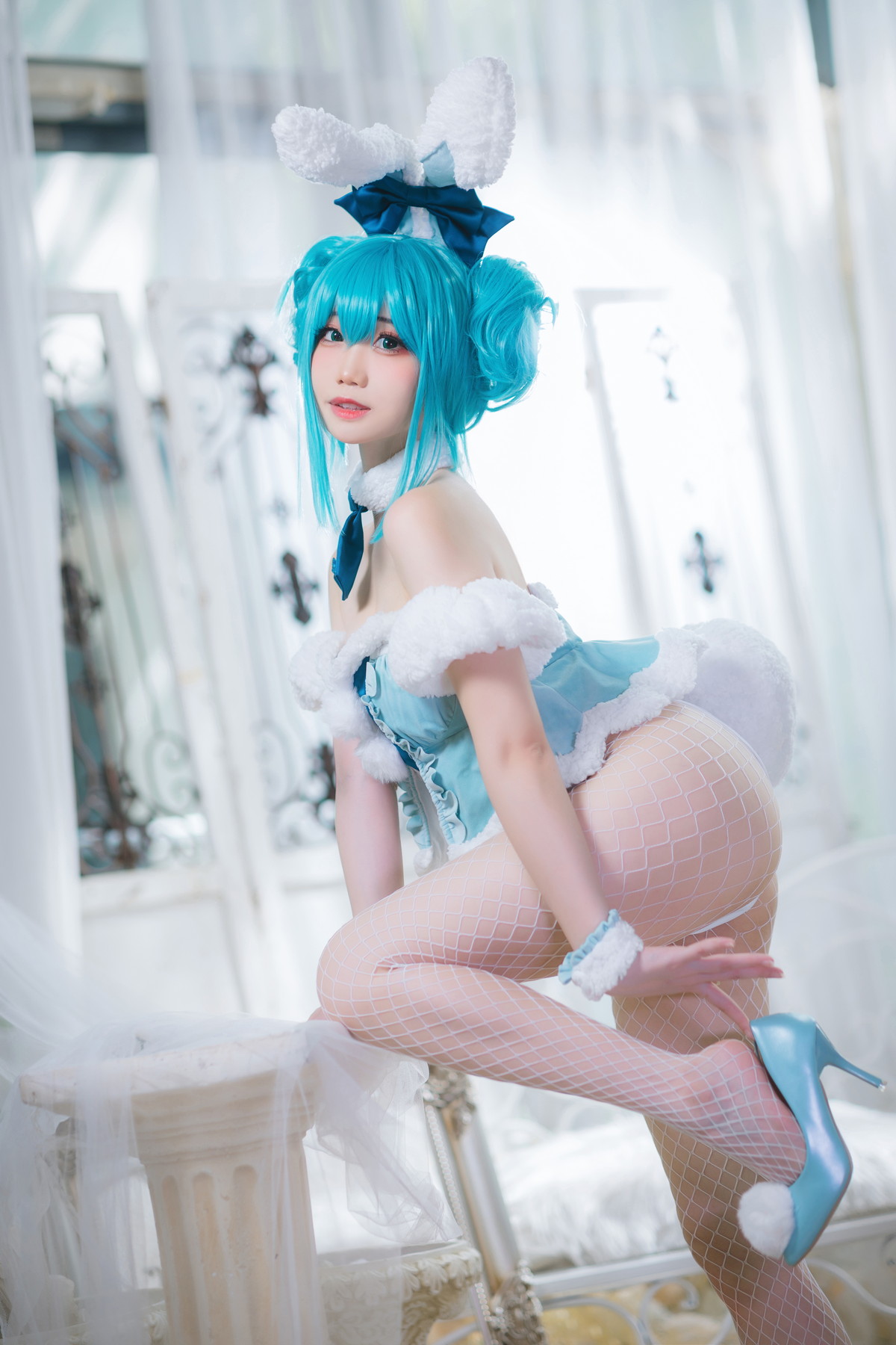 Xgyw.Net_网络美女焖焖碳初音兔女郎主题性感低胸连体衣配白丝网袜秀翘臀美腿诱惑写真20P