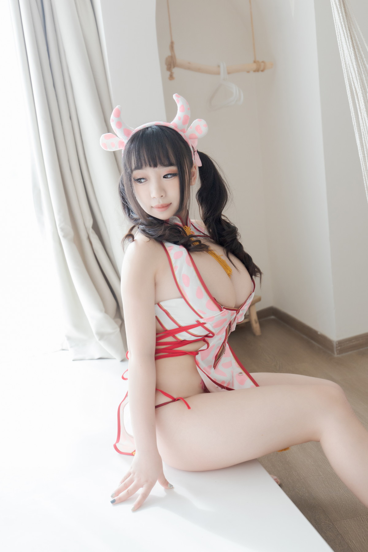 Xgyw.Net_网络美女胡桃猫Kurumineko蜜桃牛乳主题情趣旗袍露性感内衣秀豪乳翘臀诱惑写真134P