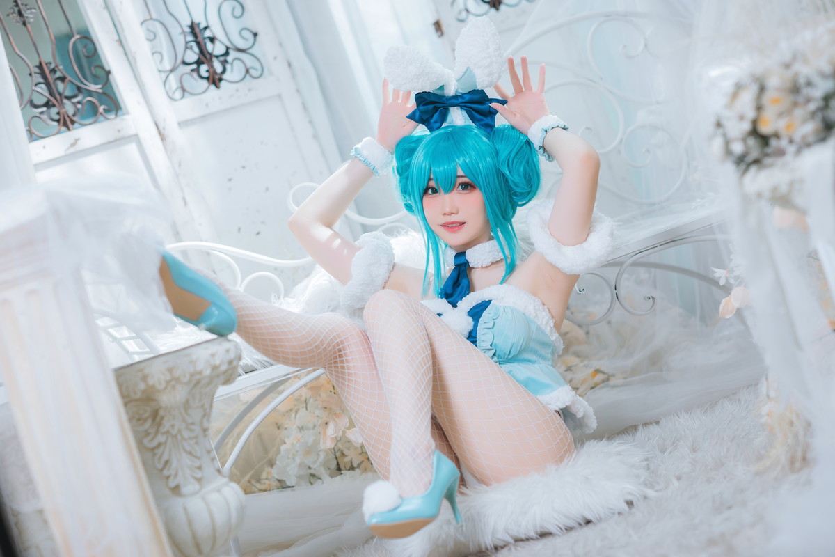 Xgyw.Net_网络美女焖焖碳初音兔女郎主题性感低胸连体衣配白丝网袜秀翘臀美腿诱惑写真20P