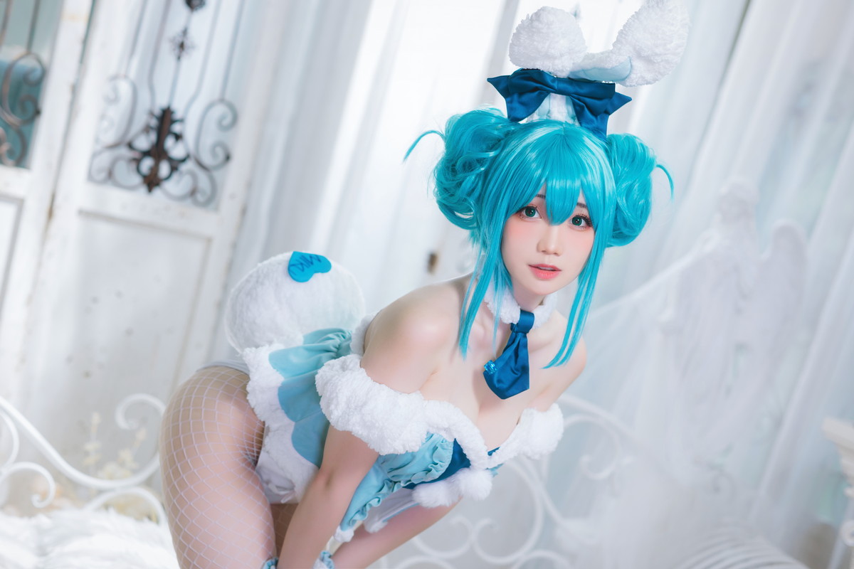 Xgyw.Net_网络美女焖焖碳初音兔女郎主题性感低胸连体衣配白丝网袜秀翘臀美腿诱惑写真20P