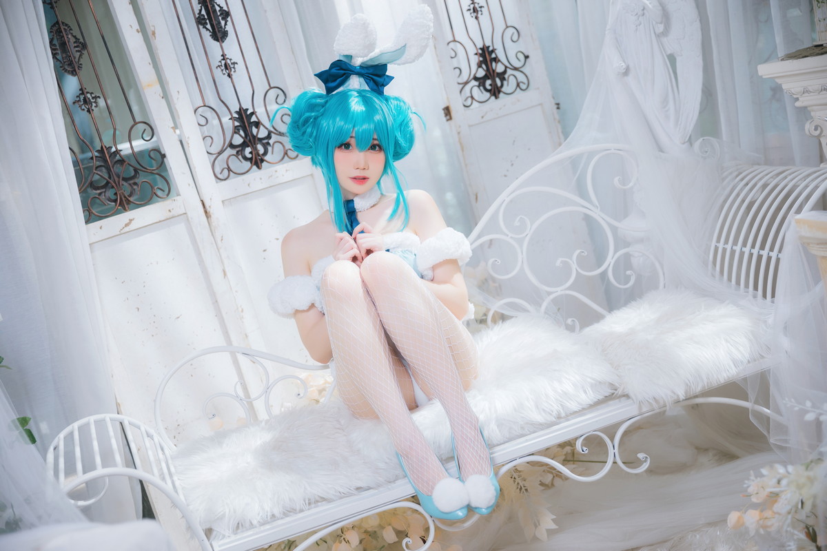 Xgyw.Net_网络美女焖焖碳初音兔女郎主题性感低胸连体衣配白丝网袜秀翘臀美腿诱惑写真20P