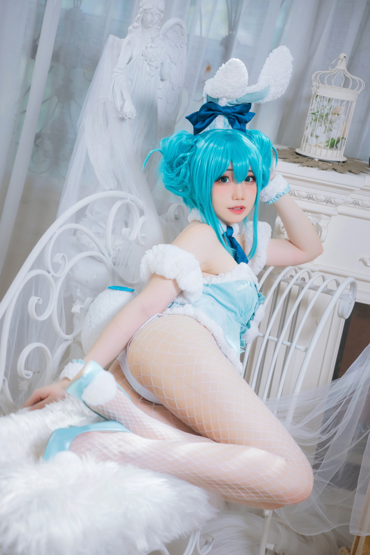 Xgyw.Net_网络美女焖焖碳初音兔女郎主题性感低胸连体衣配白丝网袜秀翘臀美腿诱惑写真20P