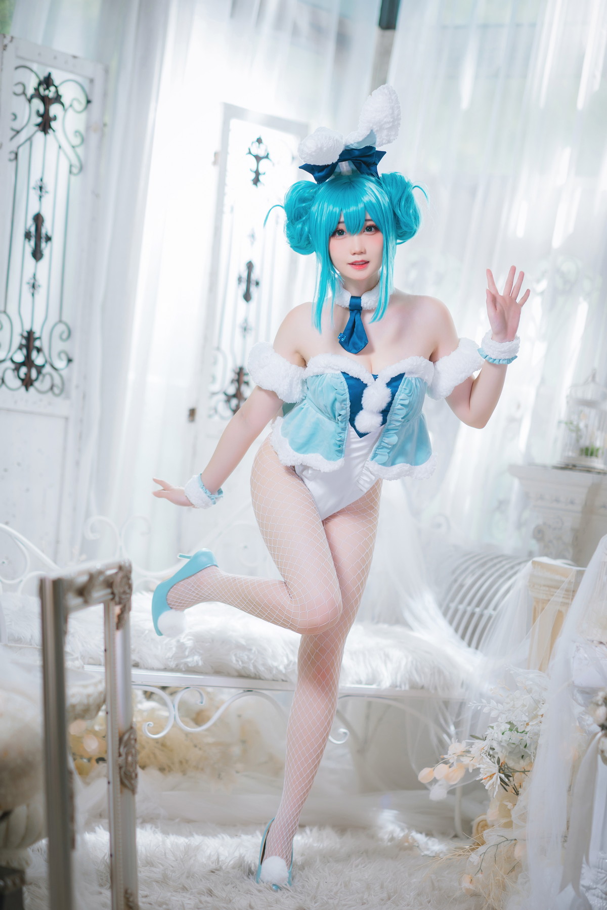Xgyw.Net_网络美女焖焖碳初音兔女郎主题性感低胸连体衣配白丝网袜秀翘臀美腿诱惑写真20P