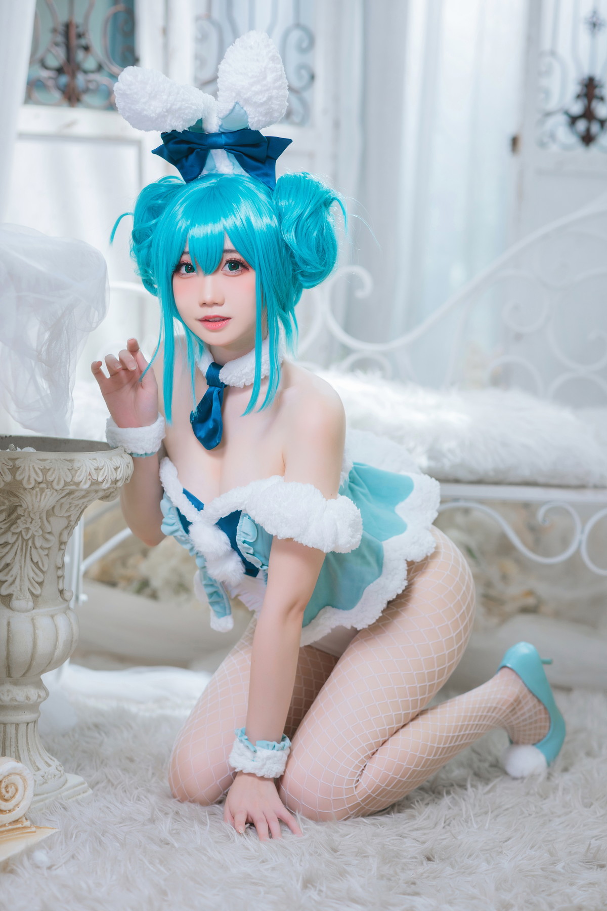 Xgyw.Net_网络美女焖焖碳初音兔女郎主题性感低胸连体衣配白丝网袜秀翘臀美腿诱惑写真20P