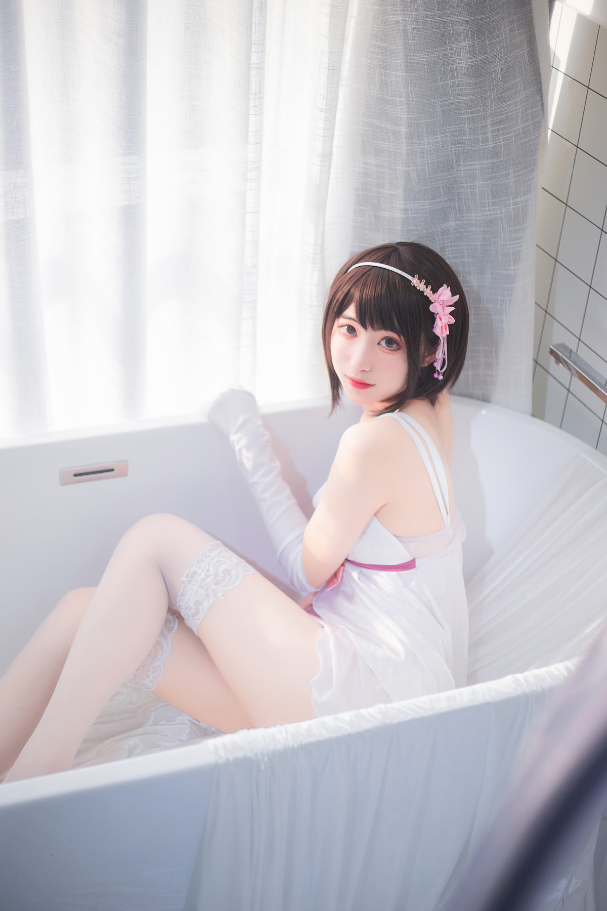 Xgyw.Net_二次元美女宫本樱加藤惠浴室主题私房浴缸白色薄纱配蕾丝袜秀翘臀美腿诱惑写真25P