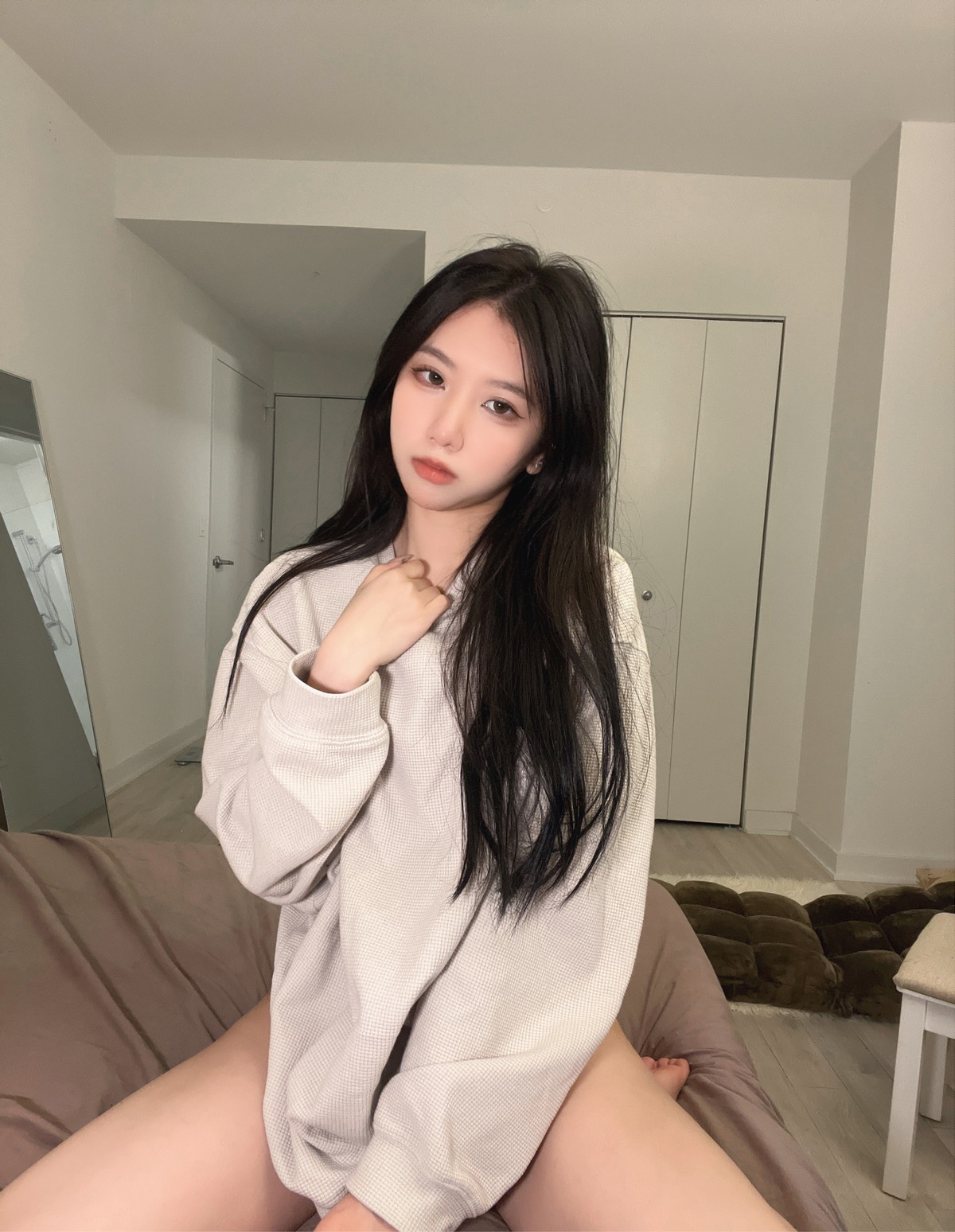 Xgyw.Net_动漫博主果咩酱居家氛围主题私房床上性感灰色运动内衣秀完美身材诱惑写真49P