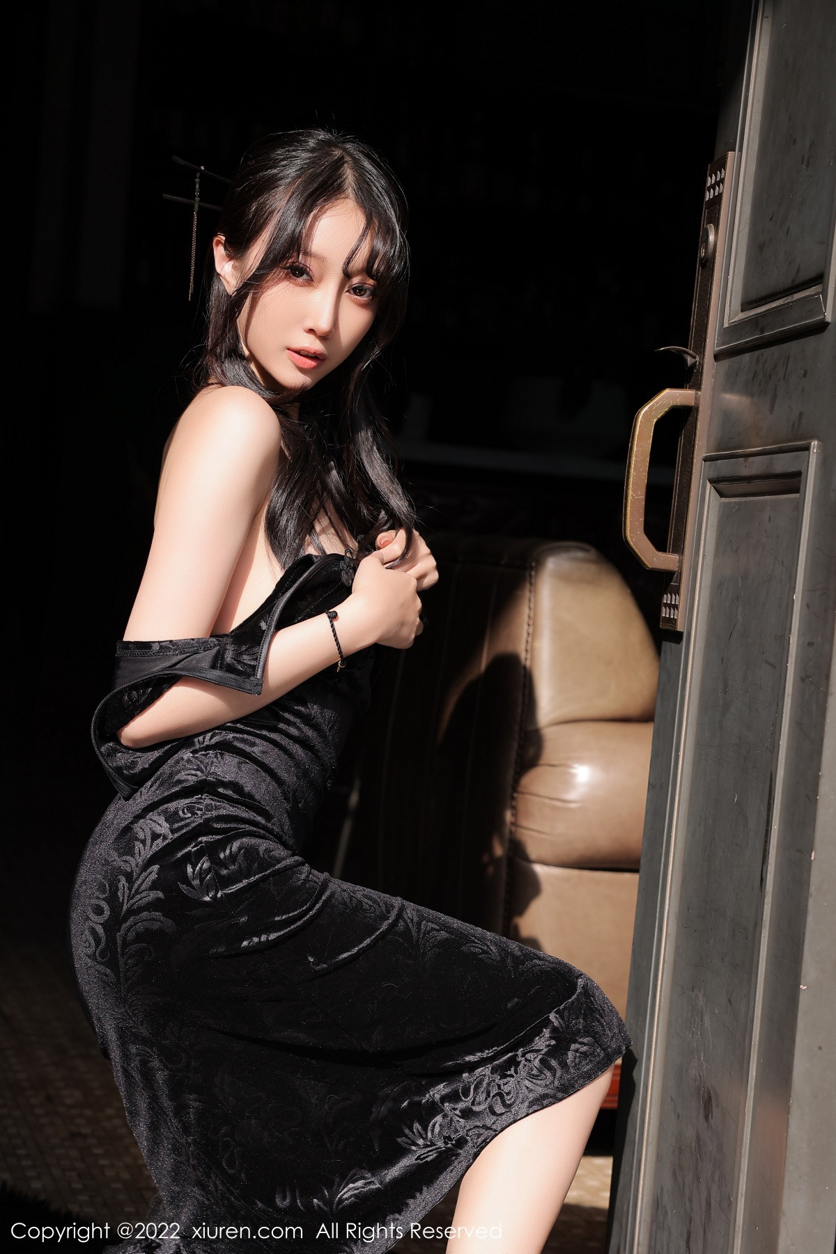 Xgyw.Net_XiuRen第6050期_模特玥儿玥er性感黑色露肩旗袍配超薄黑丝秀曼妙身姿迷人写真62P