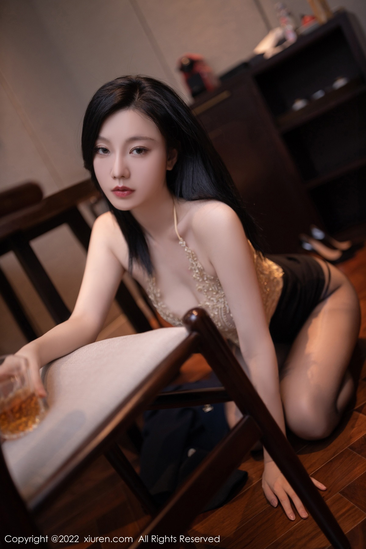 Xgyw.Net_XiuRen第6051期_模特安然anran半脱外衣露缕空金色蕾丝内衣秀惹火身材诱惑写真81P