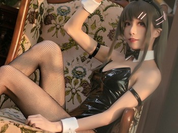 Coser青春美女Tomoyo酱麻衣兔女郎主题性感黑色皮质贴身衣配黑色丝袜网袜骚扰写真22P
