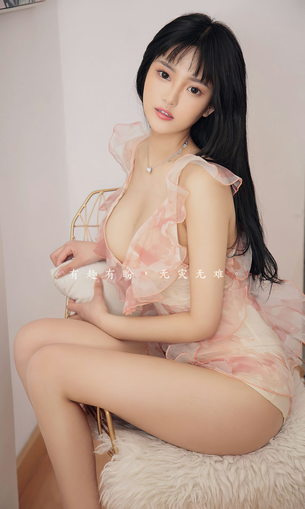 Xgyw.Net_[Ugirls爱尤物]No.2487_模特桃子性感低胸睡衣 白衬衫配黑短裙秀完美身材诱惑写真35P