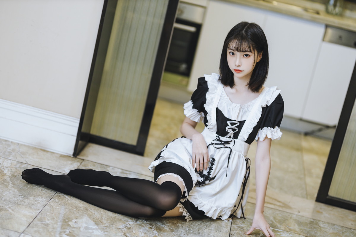Xgyw.Net_网络美女许岚短裙女仆主题居家私房性感女仆装配黑丝袜秀白嫩美腿迷人写真40P