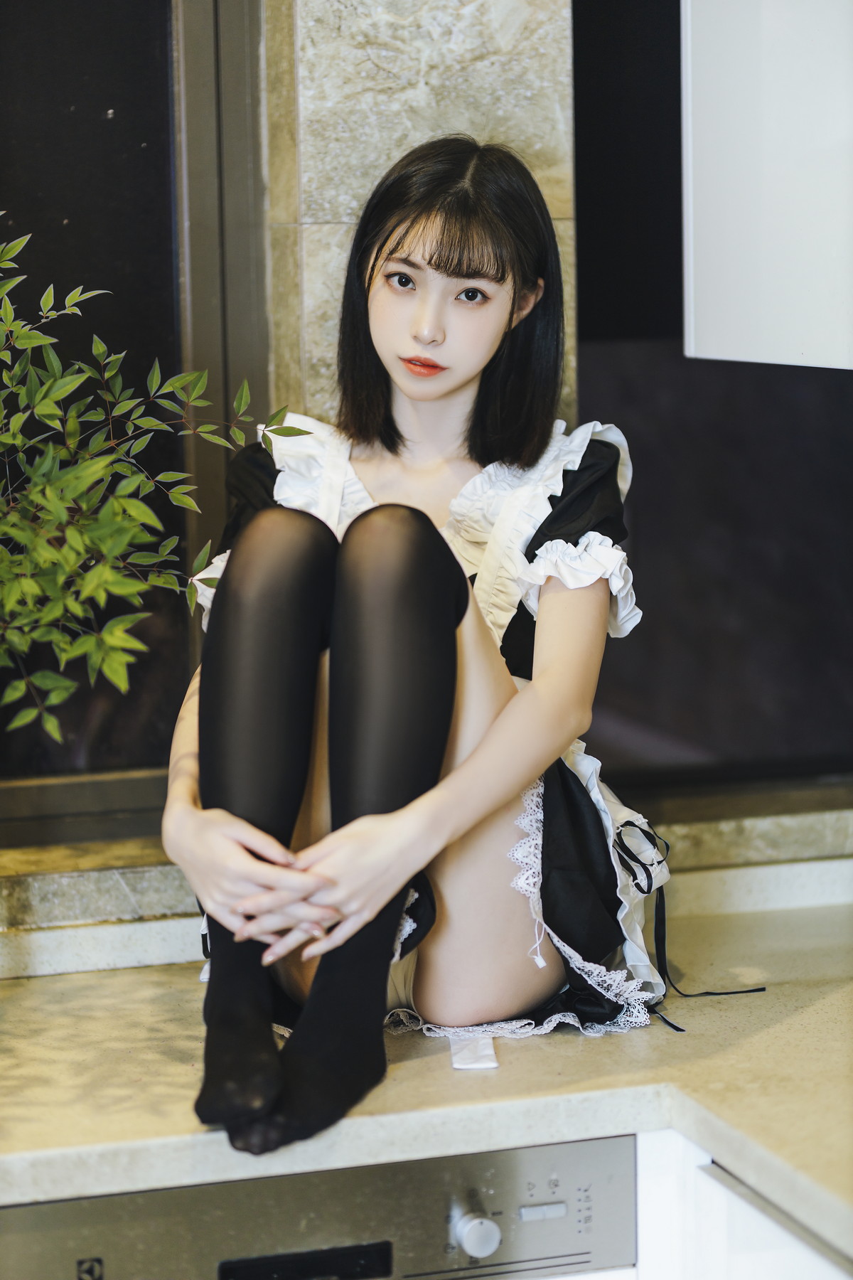 Xgyw.Net_网络美女许岚短裙女仆主题居家私房性感女仆装配黑丝袜秀白嫩美腿迷人写真40P