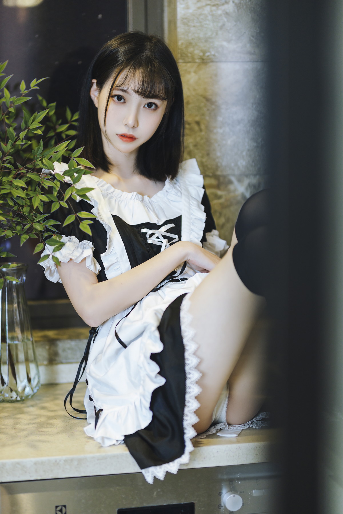 Xgyw.Net_网络美女许岚短裙女仆主题居家私房性感女仆装配黑丝袜秀白嫩美腿迷人写真40P