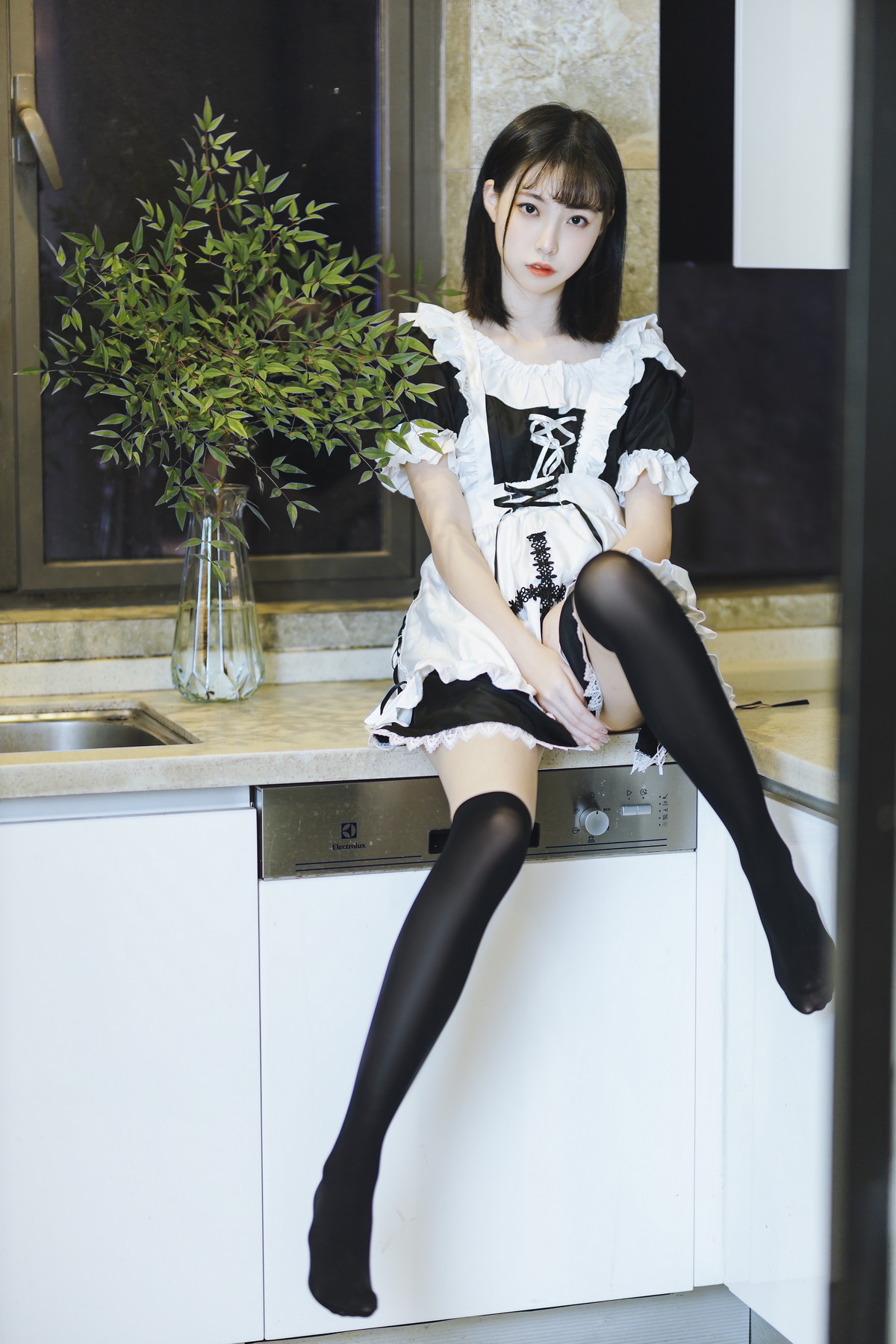 Xgyw.Net_网络美女许岚短裙女仆主题居家私房性感女仆装配黑丝袜秀白嫩美腿迷人写真40P