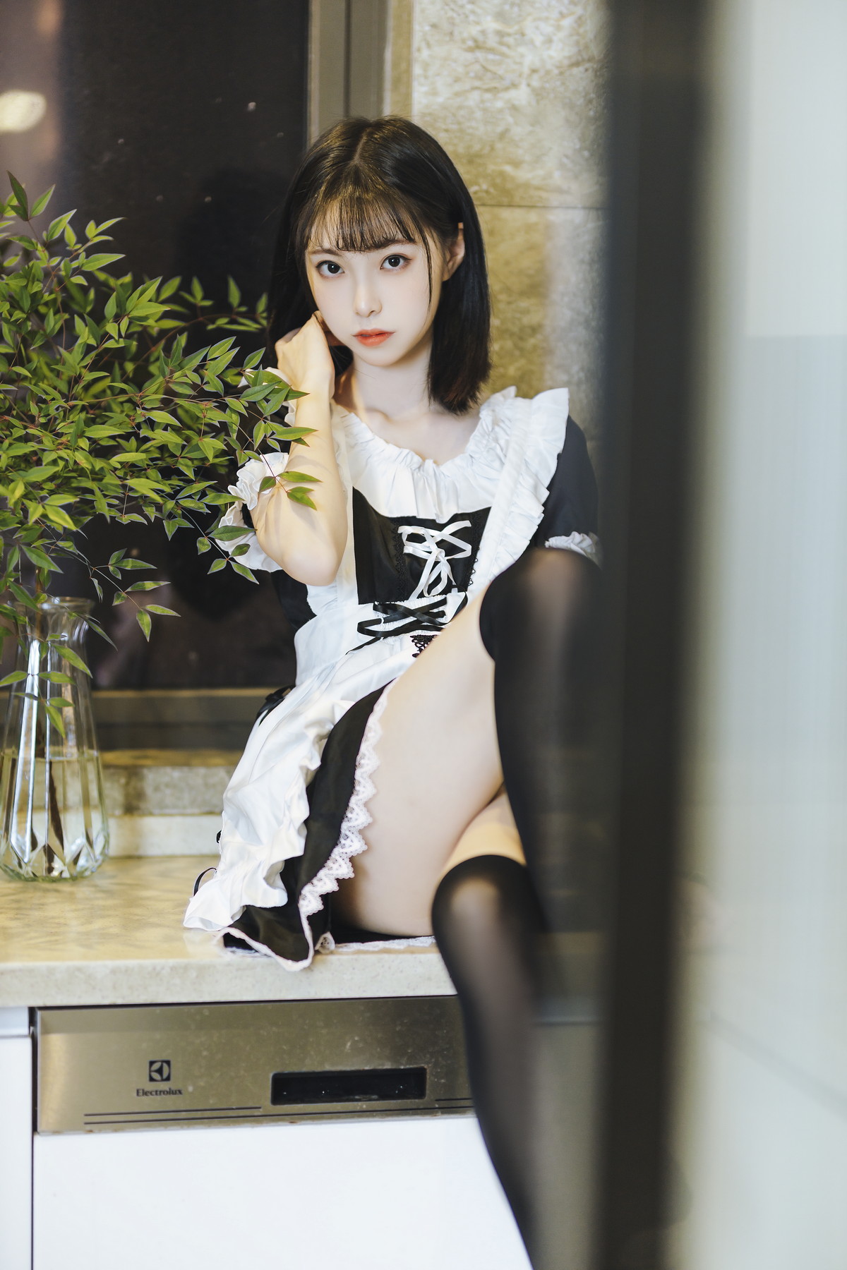 Xgyw.Net_网络美女许岚短裙女仆主题居家私房性感女仆装配黑丝袜秀白嫩美腿迷人写真40P