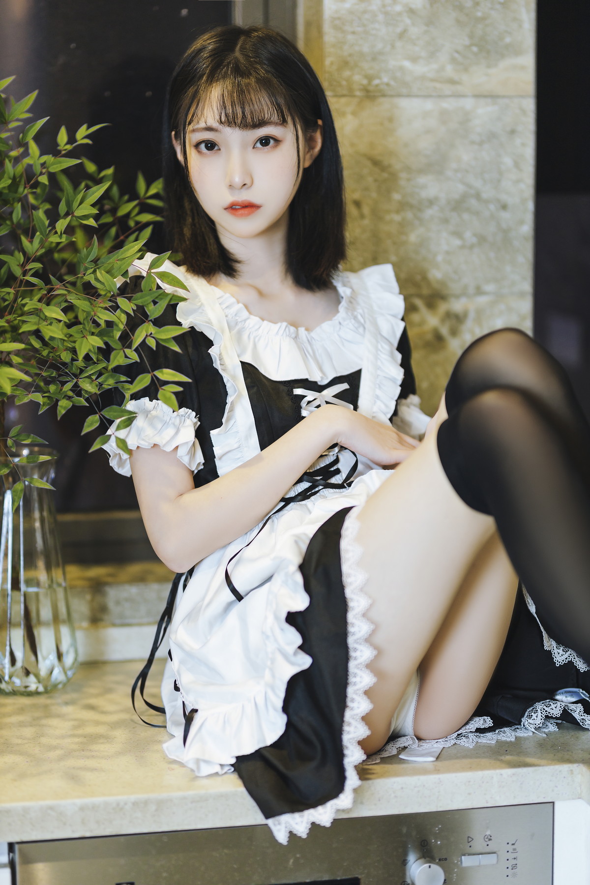 Xgyw.Net_网络美女许岚短裙女仆主题居家私房性感女仆装配黑丝袜秀白嫩美腿迷人写真40P