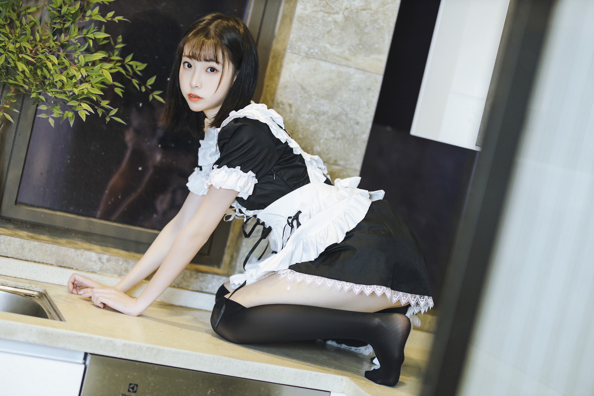 Xgyw.Net_网络美女许岚短裙女仆主题居家私房性感女仆装配黑丝袜秀白嫩美腿迷人写真40P