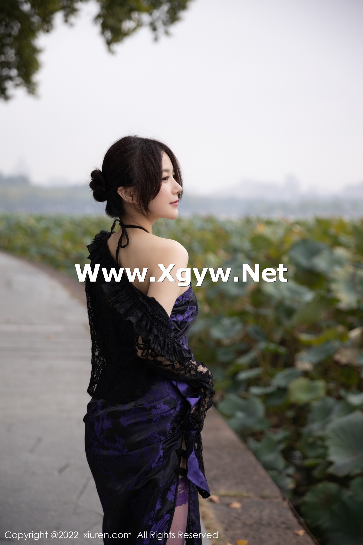 Xgyw.Net_XiuRen第6074期_模特鱼子酱Fish独角戏主题性感露肩连衣裙配紫色丝袜诱惑写真79P