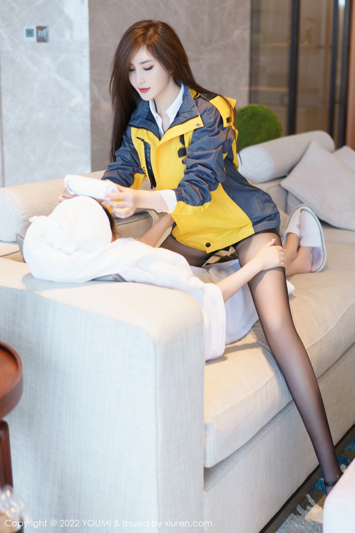 Xgyw.Net_[YouMi尤蜜荟]Vol.884_女神Carol周妍希角色扮演白上衣配皮短裙露黑色内衣诱惑写真108P
