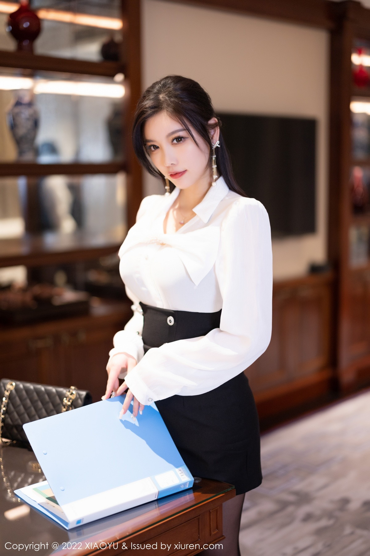 Xgyw.Net_[XiaoYu画语界]Vol.936_女神杨晨晨Yome性感白T配黑短裙露蓝色内衣超薄黑丝诱惑写真82P
