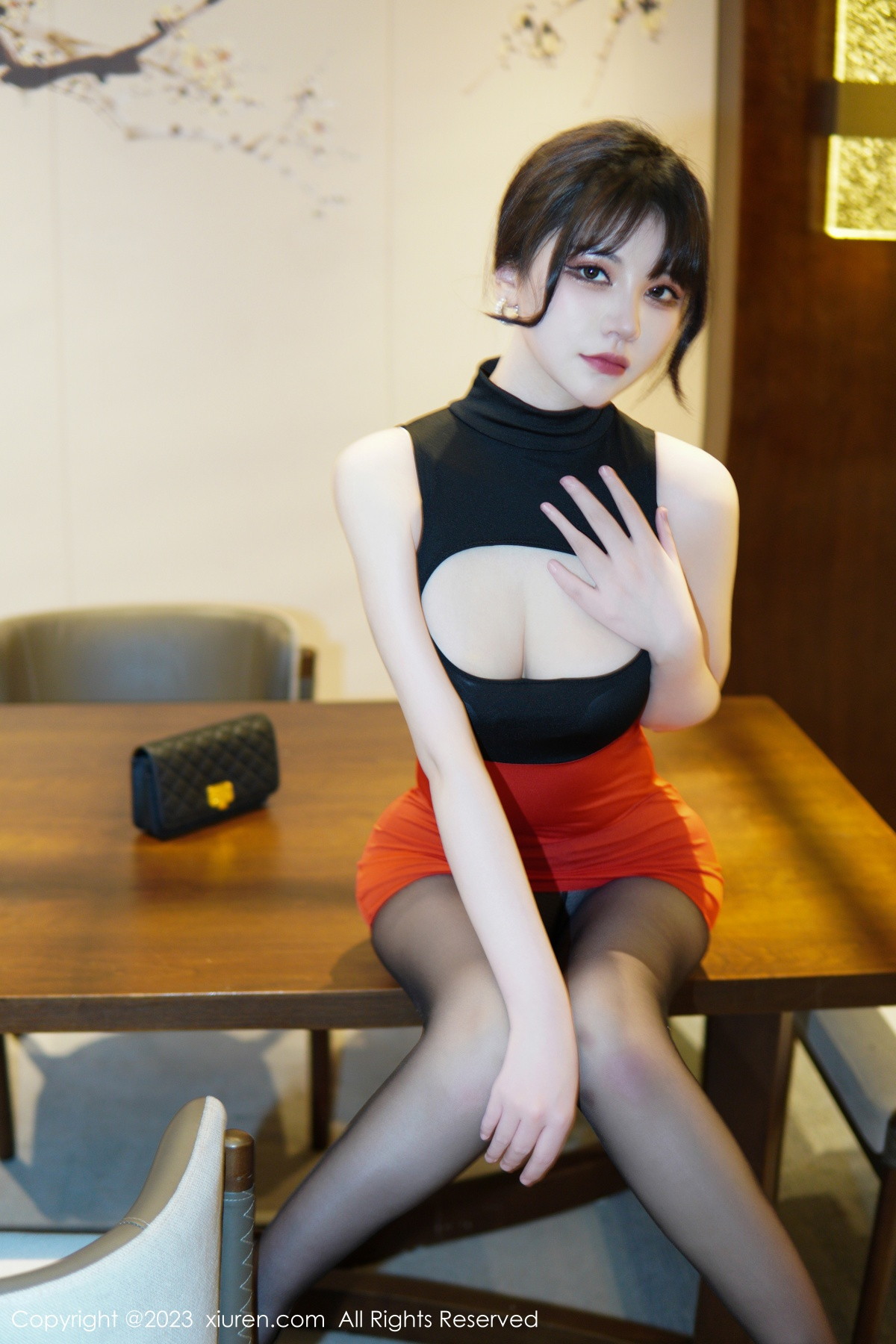 Xgyw.Net_XiuRen第6075期_模特桃桃子_私房半脱露性感白色内衣配超薄无内黑丝迷人写真77P